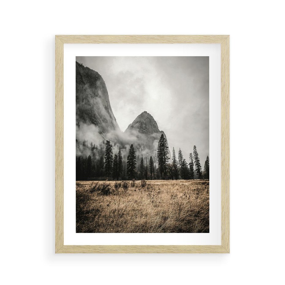 Plakat w ramie 40x50 - Mglisty Pejzaż Górski: Urok Niewidzialnośc - góry, krajobraz - rama drewno