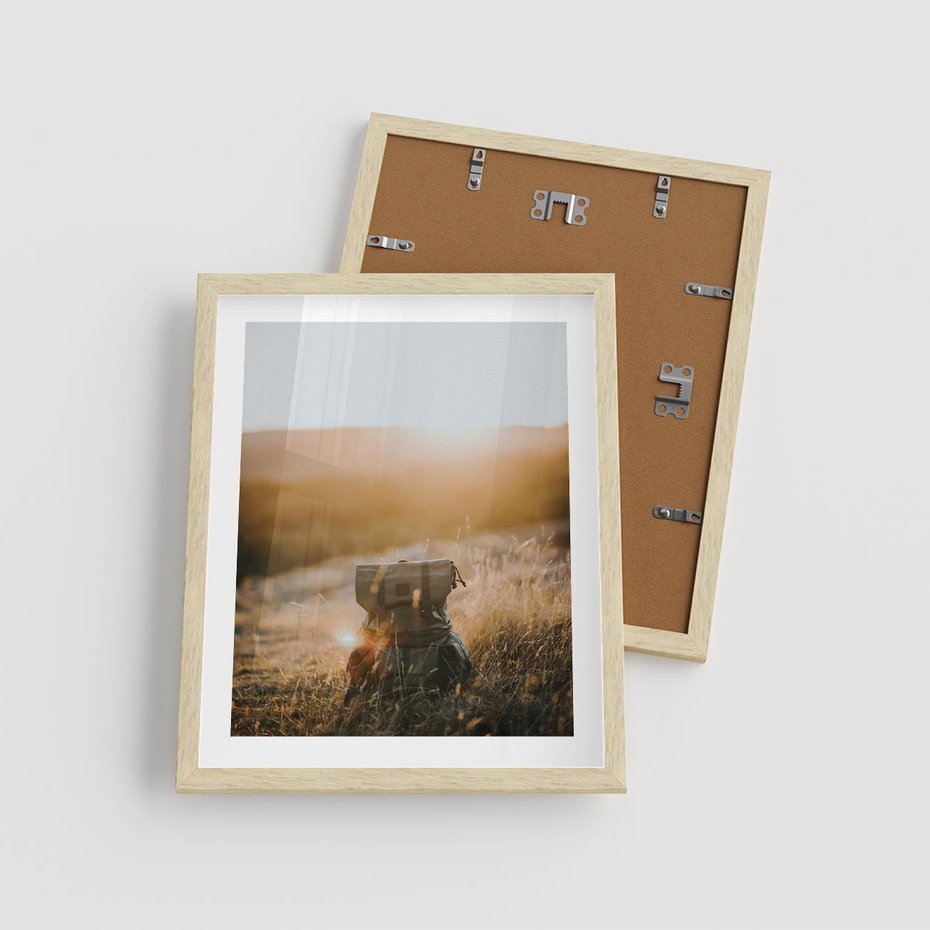 Plakat w ramie 40x50 - Podróżniczy bukiet na łące - plecak, podróż - rama drewno