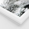 Plakat w ramie 30x40 - Chwila Zimowej Magii - iglasta gałązka, śnieg - rama biała
