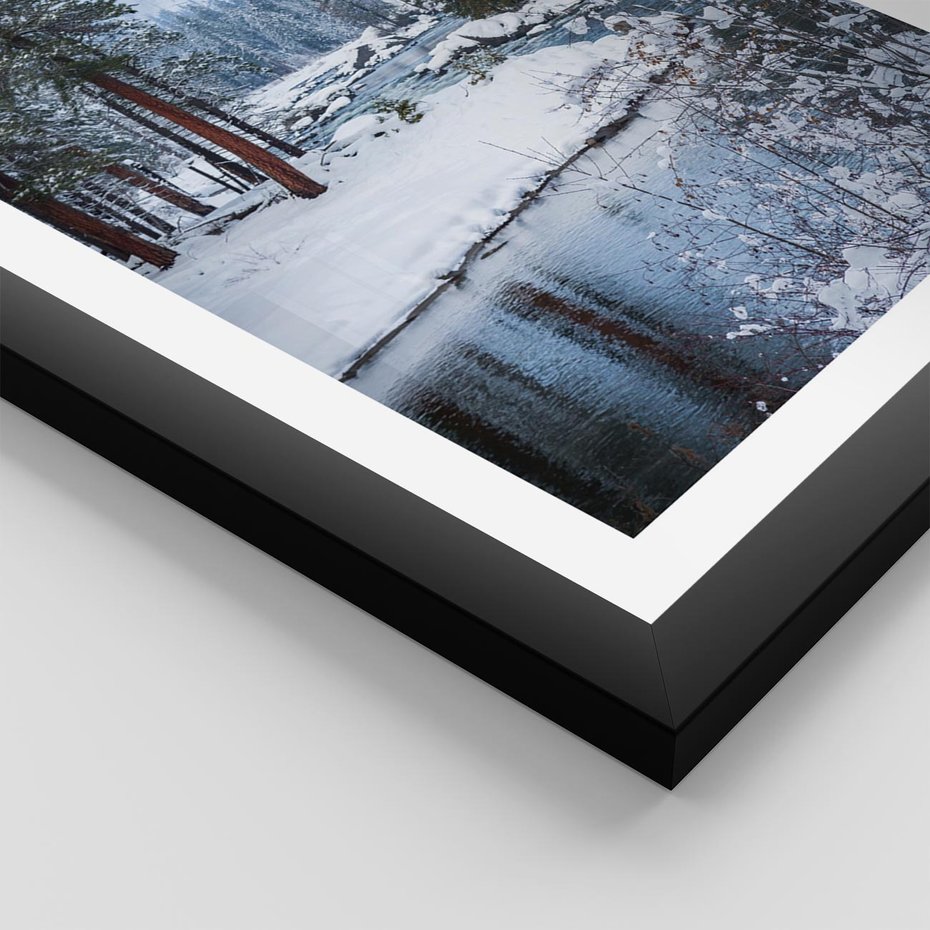 Plakat w ramie 40x50 - Śnieżne cuda - zima, las - rama czarna