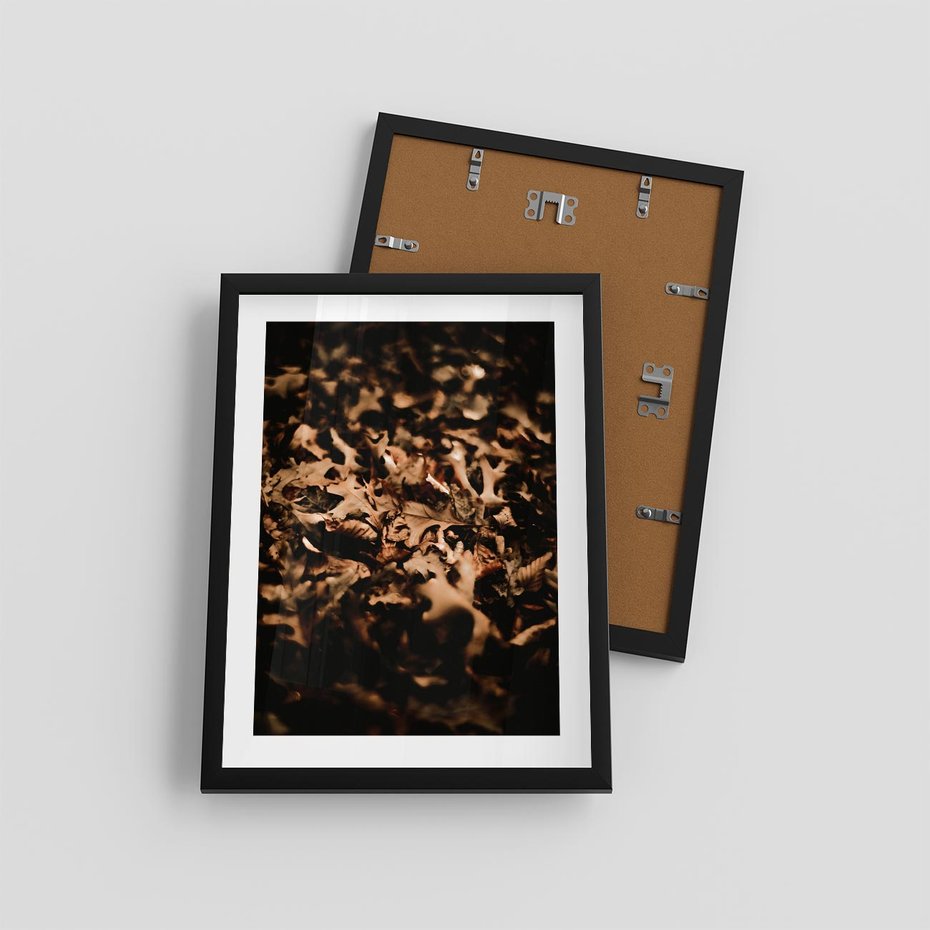 Plakat w ramie 30x40 - Jesienne Liście: Nostalgiczna Kolorystyka - suche liście, jesień - rama czarna