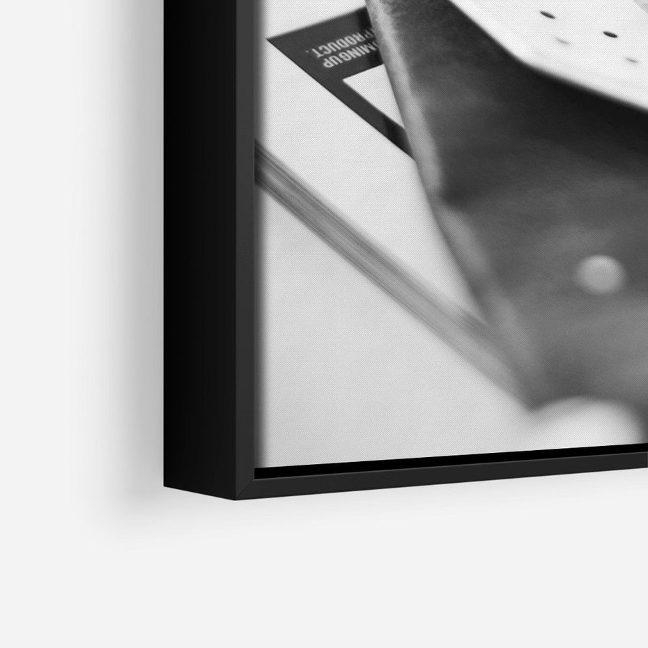 Obraz w ramie 70x100 - Makaroniki w Szarości - czarno biała fotografia, plakat - rama czarna