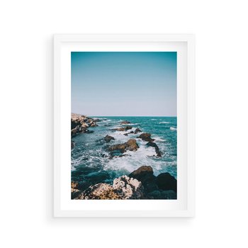Plakat w ramie 50x70 - Dramatyczna Sceneria: Fale i Skały nad Morzem - morze, fale - rama biała