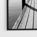 Obraz w ramie 50x70 - Spokojna Przystań - czarno biała fotografia, drewniany pomost na jeziorze - rama czarna