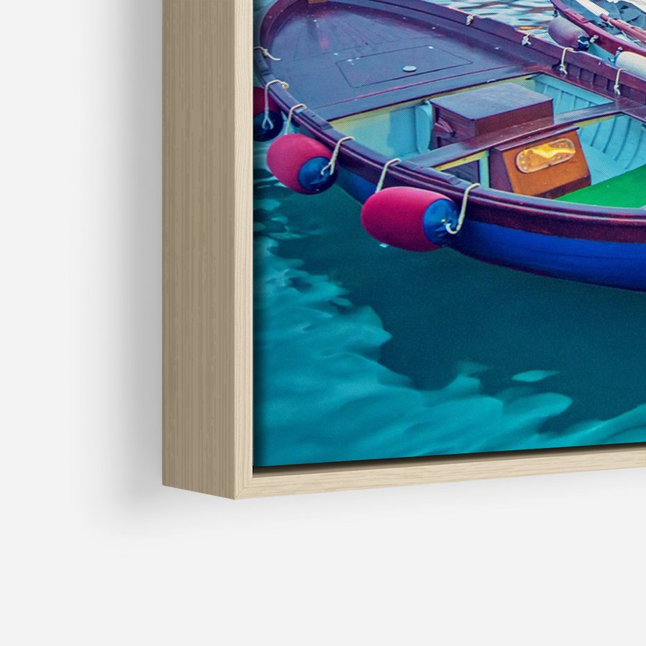 Obraz w ramie 50x70 - Tańczące kolory zachodu - nadmorskie kolorowe miast, kolorowe budynki na brzegu - rama drewno