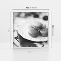 Obraz w ramie 80x80 - Makaroniki w Szarości - czarno biała fotografia, plakat - rama biała