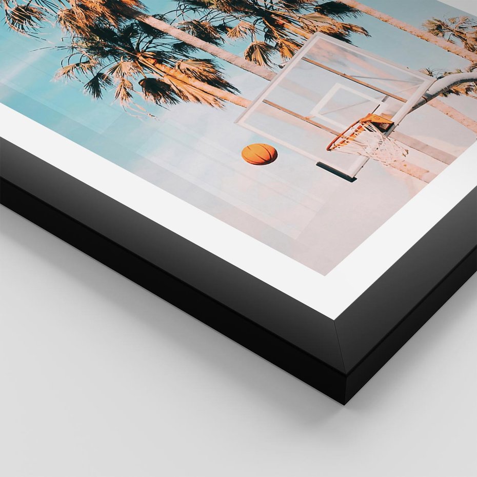 Plakat w ramie 40x50 - Egzotyczna Koszykówka - palmy na tle nieba, koszykówka - rama czarna