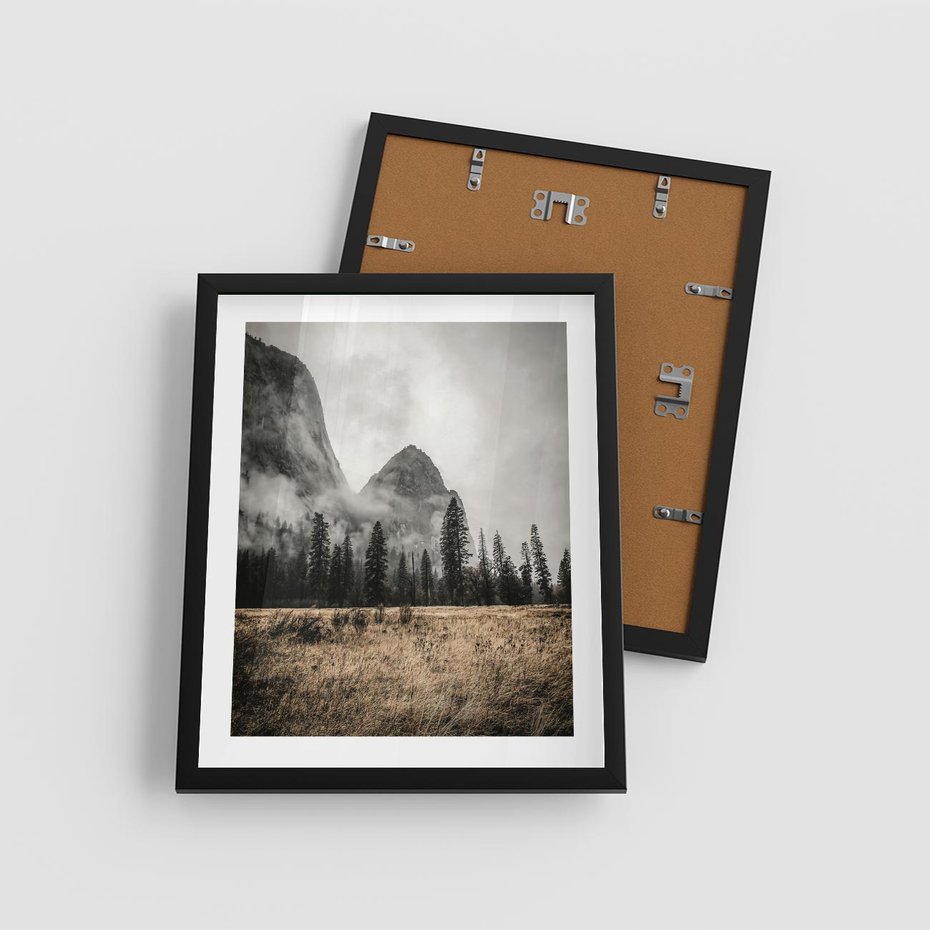 Plakat w ramie 40x50 - Mglisty Pejzaż Górski: Urok Niewidzialnośc - góry, krajobraz - rama czarna