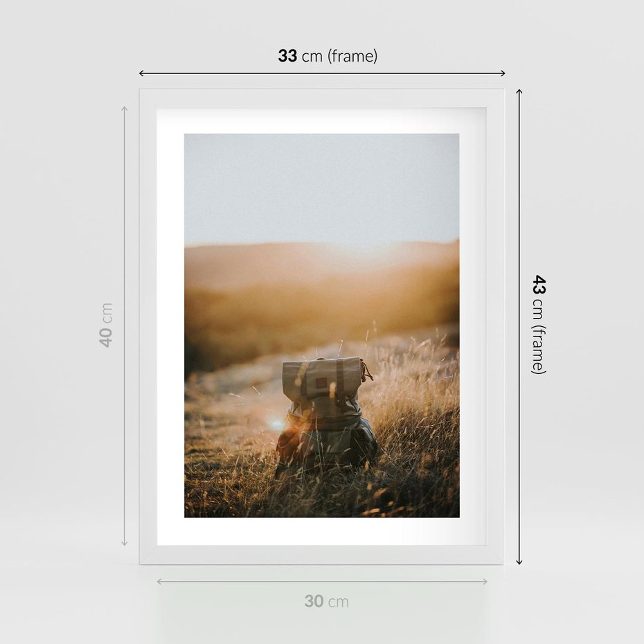 Plakat w ramie 30x40 - Podróżniczy bukiet na łące - plecak, podróż - rama biała