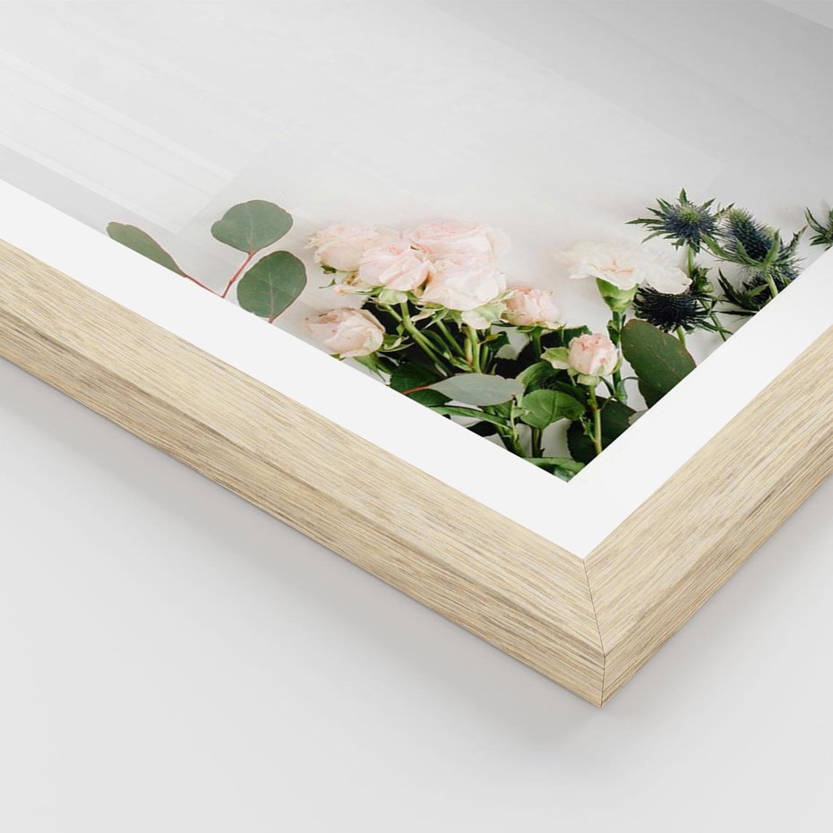 Plakat w ramie 30x40 - Kompozycja z Białych Róż i Eukaliptusa - kompozycja z białych kwiatów na białym tle, róże - rama drewno
