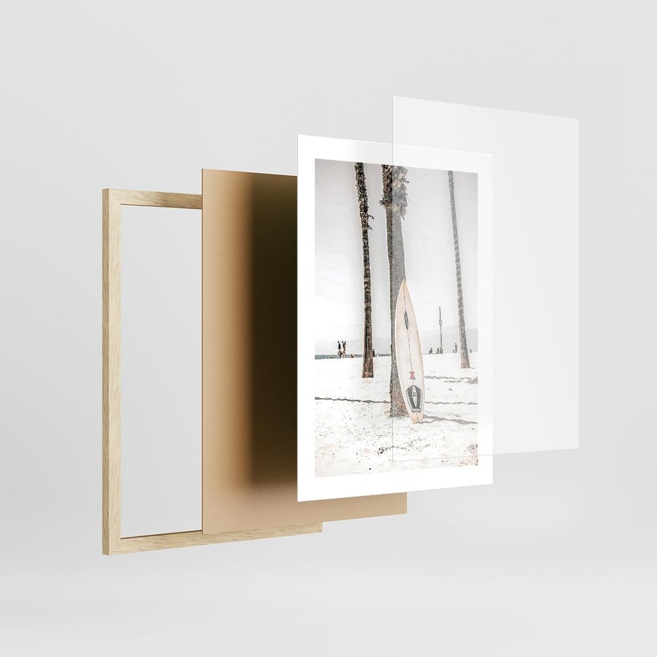 Plakat w ramie 30x40 - Plażowy Relaks - deska surfingowa, oparta o palmę - rama drewno