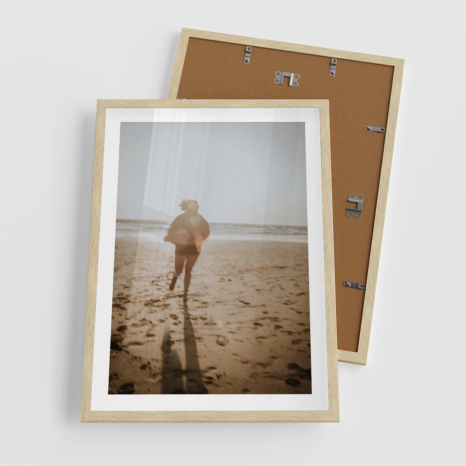 Plakat w ramie 50x70 - O Zachodzie Słońca - klimatyczna fotografia, postać biegnie po plaży - rama drewno