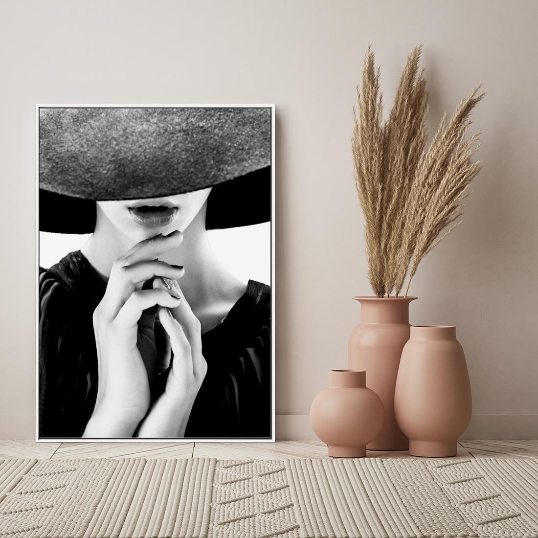 Obraz w ramie 50x70 - Czarna Elegancja - fotografia czarno biała, zbliżenie portret kobiety w czerni - rama biała