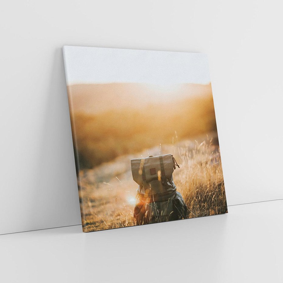 Obraz na płótnie 70x70 - Podróżniczy bukiet na łące - plecak, podróż