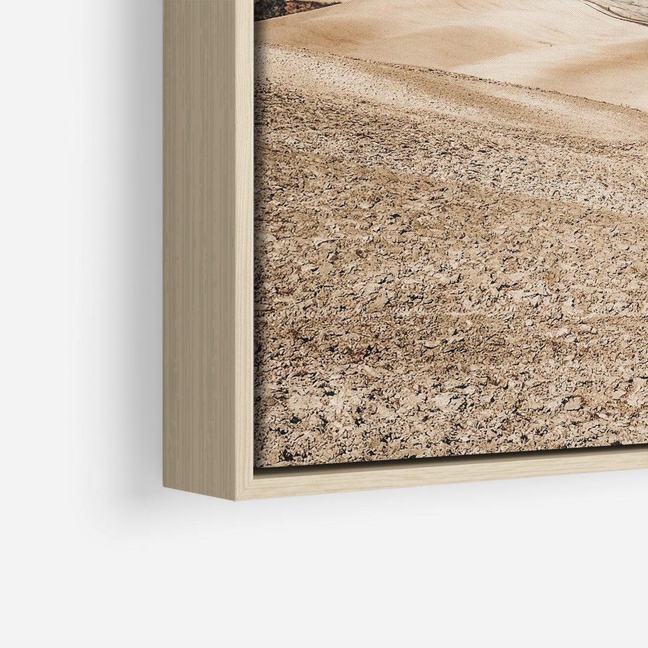 Obraz w ramie 80x80 - Refleksyjny taniec myśli - pustynny krajobraz, odcienie sepii - rama drewno
