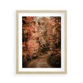 Plakat w ramie 40x50 - Obraz przedstawia jesienne drzewa i czerwone liście na ścieżce w lesie. Ta sceneria doskonale oddaje urok i kolorystykę jesieni w lesie. - las, jesień - rama drewno