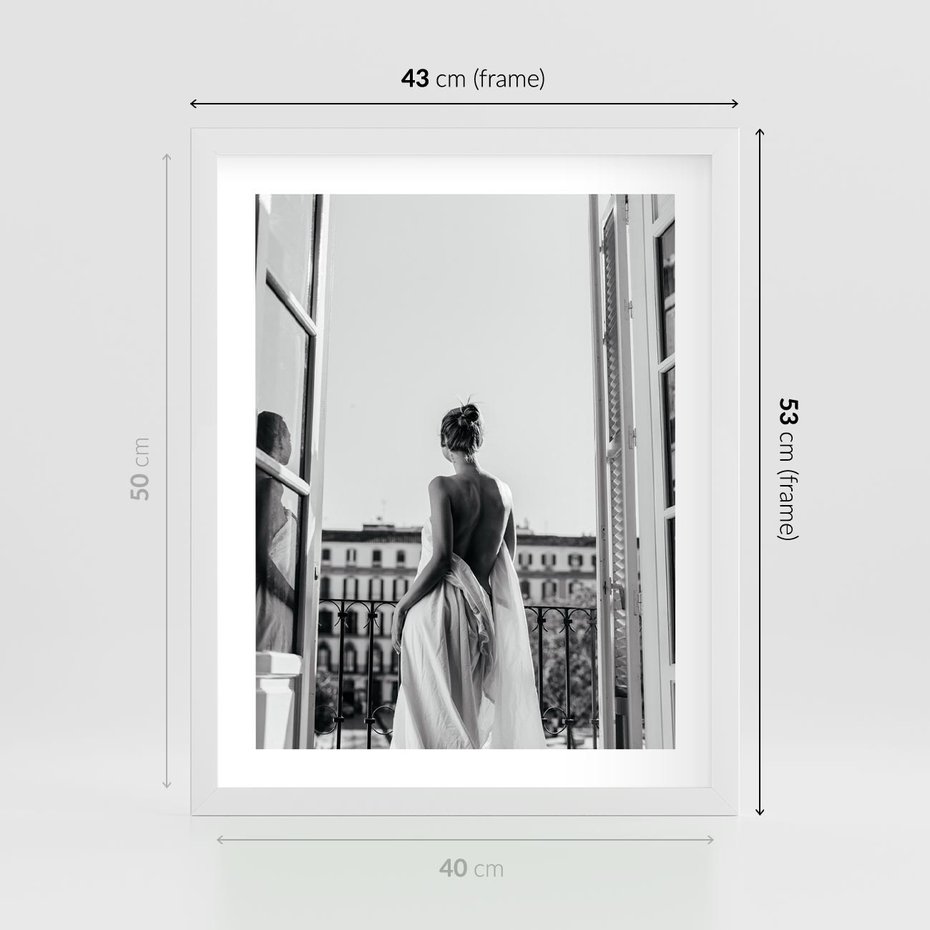 Plakat w ramie 40x50 - Poranki w Paryżu - czarno białe zdjęcie, kobieta w prześcieradle na balkonie - rama biała