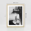 Plakat w ramie 30x40 - Po Schodach w Dół - czarno białą fotgrafia, zakręcone schody w starek kamienicy - rama drewno
