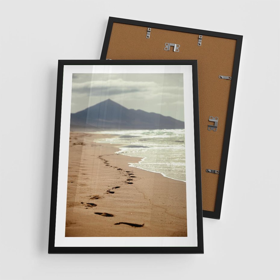 Plakat w ramie 50x70 - Ślady stóp na plaży - plaża, ślady - rama czarna