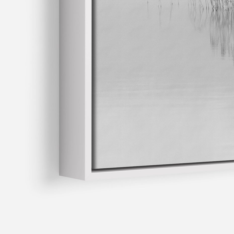 Obraz w ramie 70x100 - Mglisty Brzeg Jeziora - czarno białe zdjęcie, zamglone jezioro - rama biała