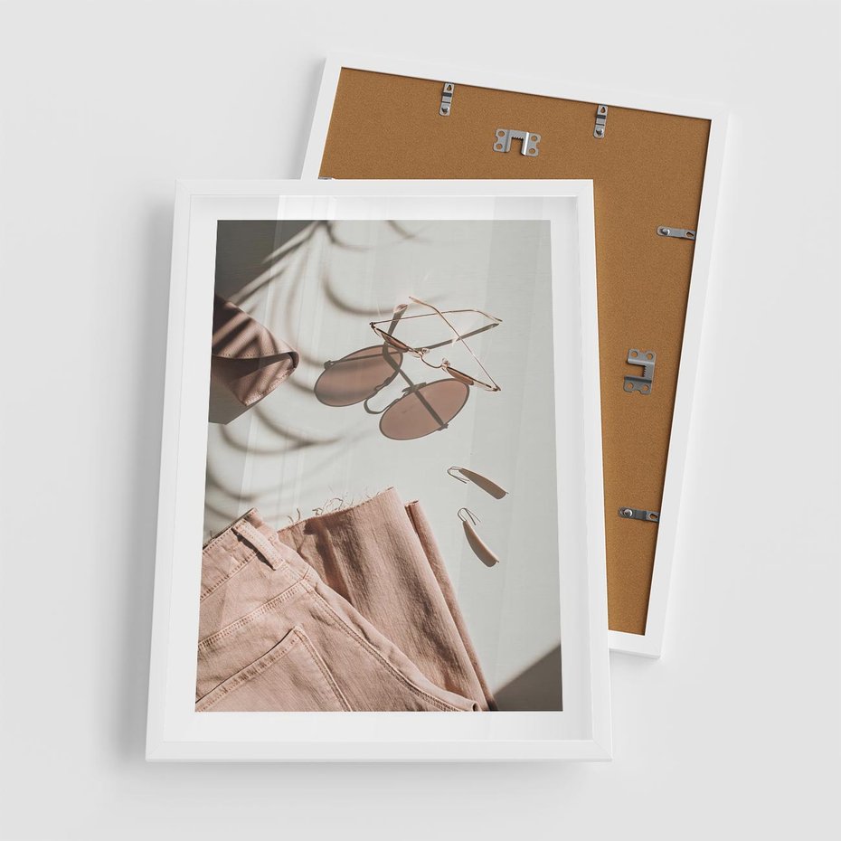 Plakat w ramie 50x70 - Urok Pudrowego Różu - zdjęcie, moda - rama biała