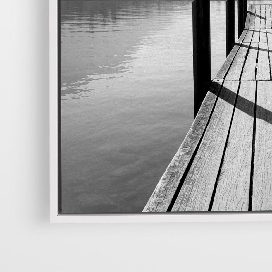 Obraz w ramie 80x80 - Spokojna Przystań - czarno biała fotografia, drewniany pomost na jeziorze - rama biała