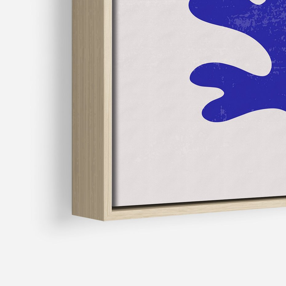 Obraz w ramie 80x120 - Przenikająca Struktura - boho plakat, niebieski liść w intensywnym kolorze - rama drewno