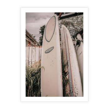 Plakat bez ramy 40x50 - Deski Surfingowe czekają na Fale - deski surfingowe, stoją pod płotem