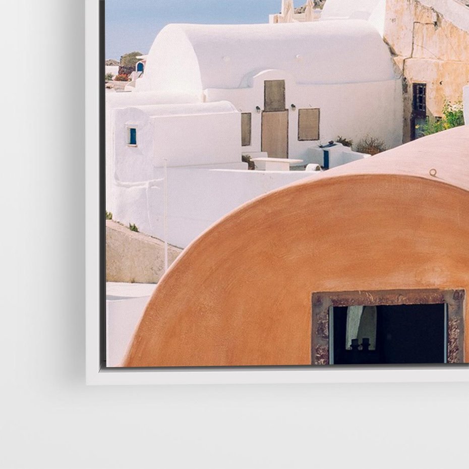 Obraz w ramie 70x50 - Błękit Morza i Białe Domki - Santorini, wyspa - rama biała