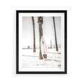 Plakat w ramie 40x50 - Plażowy Relaks - deska surfingowa, oparta o palmę - rama czarna