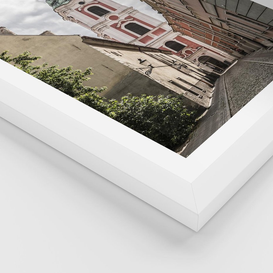 Plakat w ramie 30x40 - Magia perspektywy uliczki - uliczka, perspektywa - rama biała