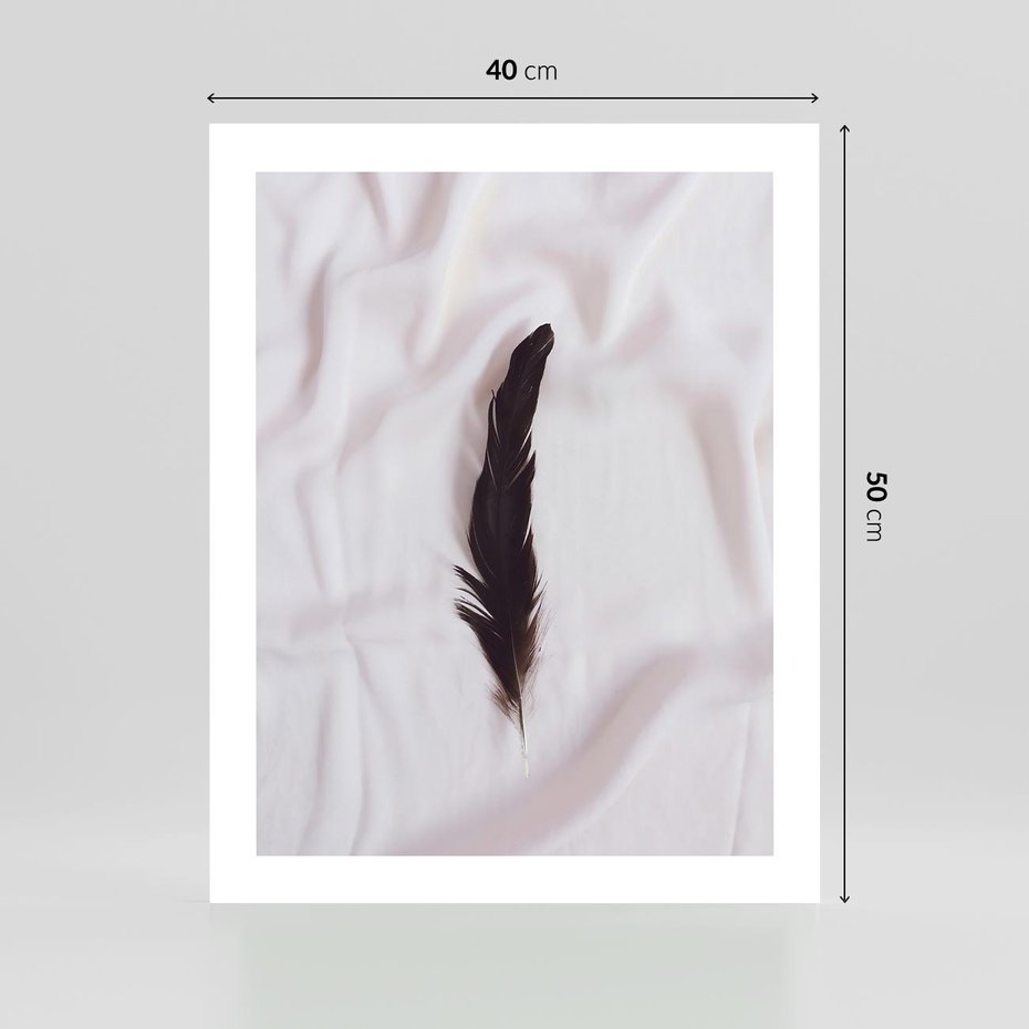 Plakat bez ramy 40x50 - Prosta Elegancja - czarne pióro na białej pościeli, minimalizm