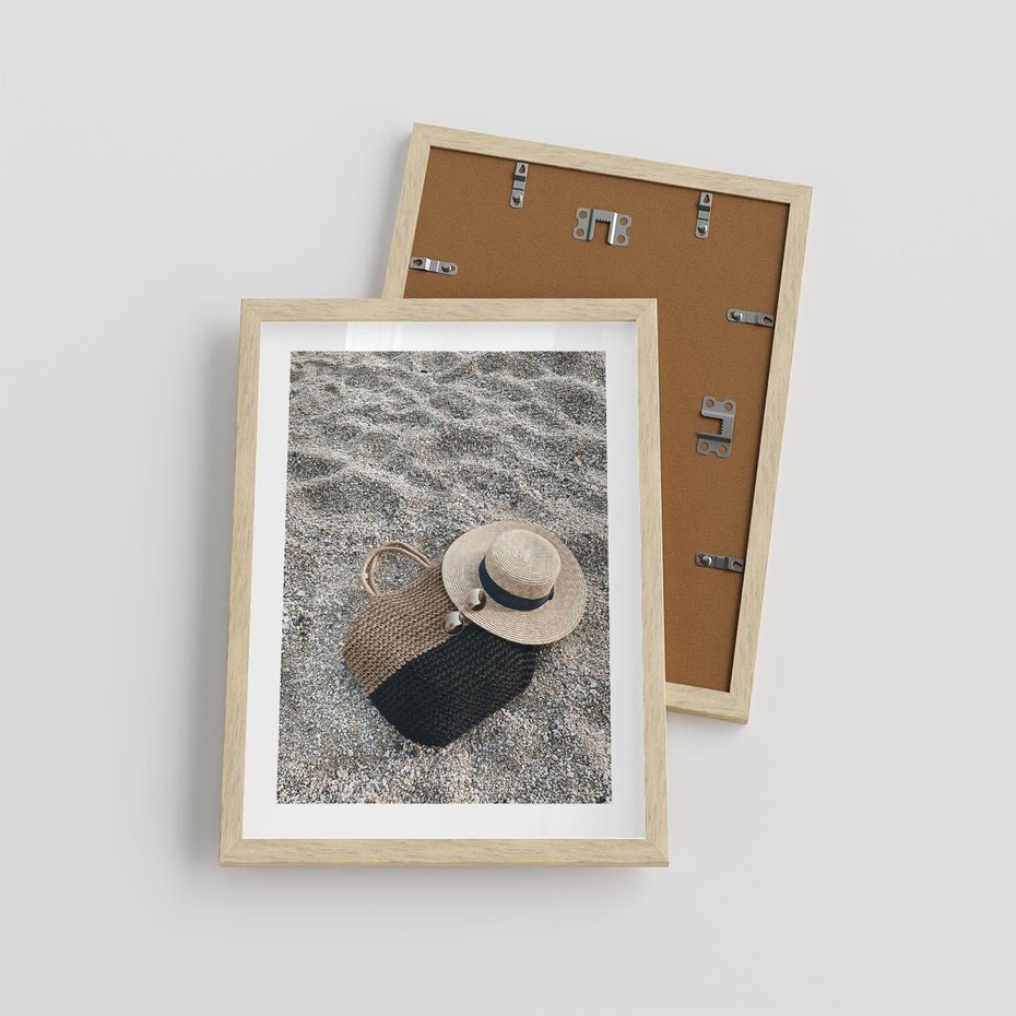 Plakat w ramie 30x40 - Plażowe Przygotowania - torba plażowa, kapelusz - rama drewno