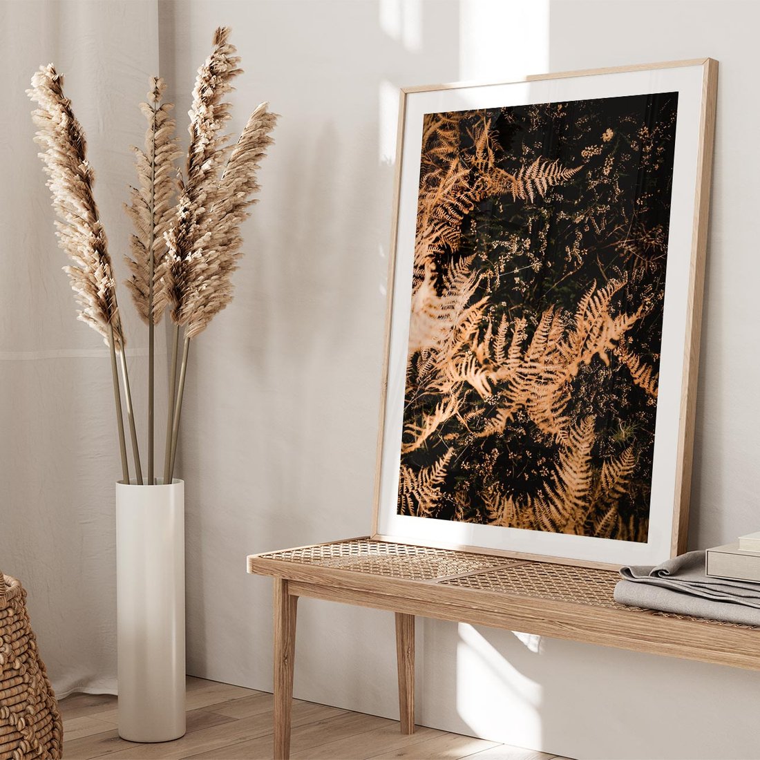 Plakat w ramie 50x70 - Jesienne Paprocie: Kolorowa Paleta Natury - paprocie, jesień - rama drewno