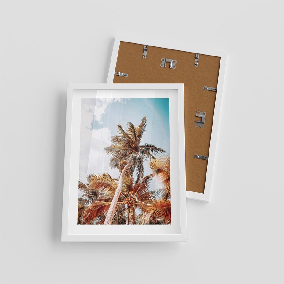 Plakat w ramie 30x40 - Plażowa Idylla z Palmami - palmy, rajska plaża - rama biała
