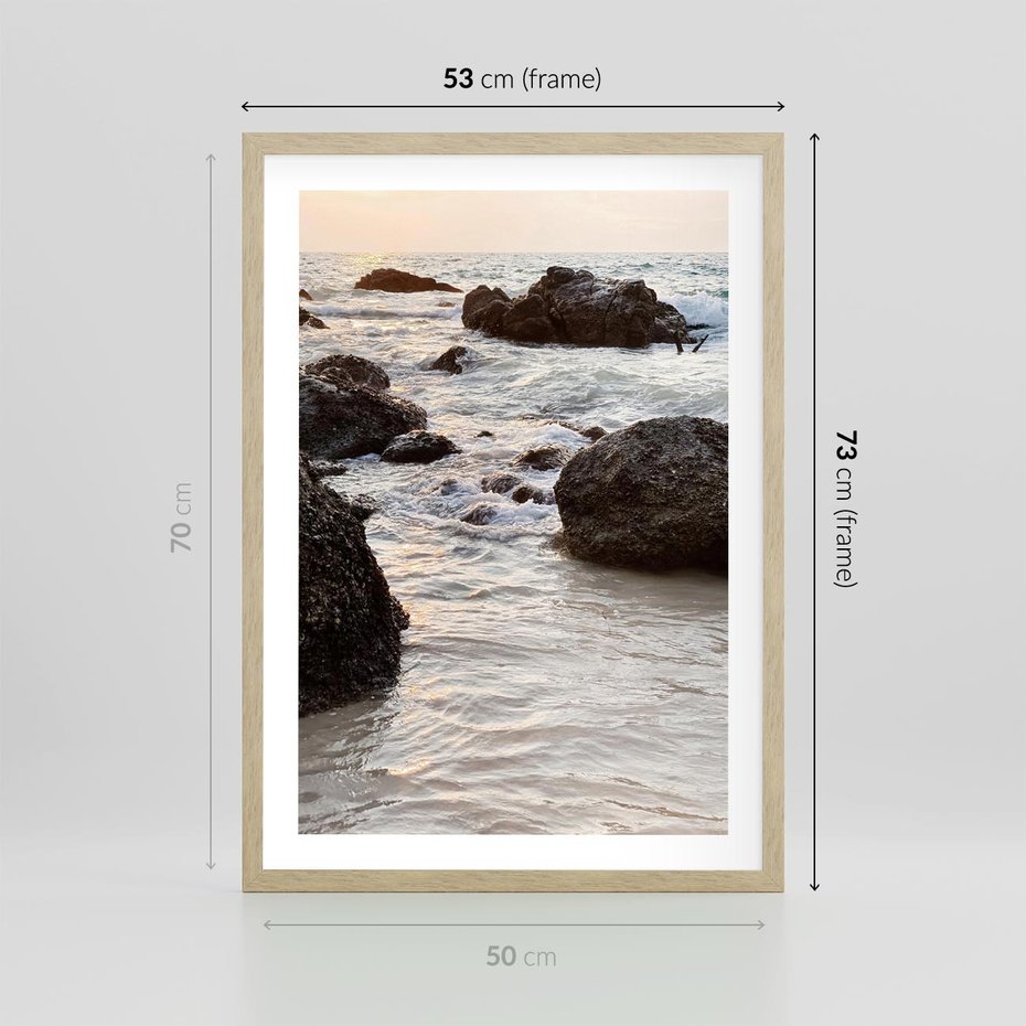 Plakat w ramie 50x70 - Dramatyczna Sceneria: Morze i Skały nad Brzegiem - fale, morze - rama drewno