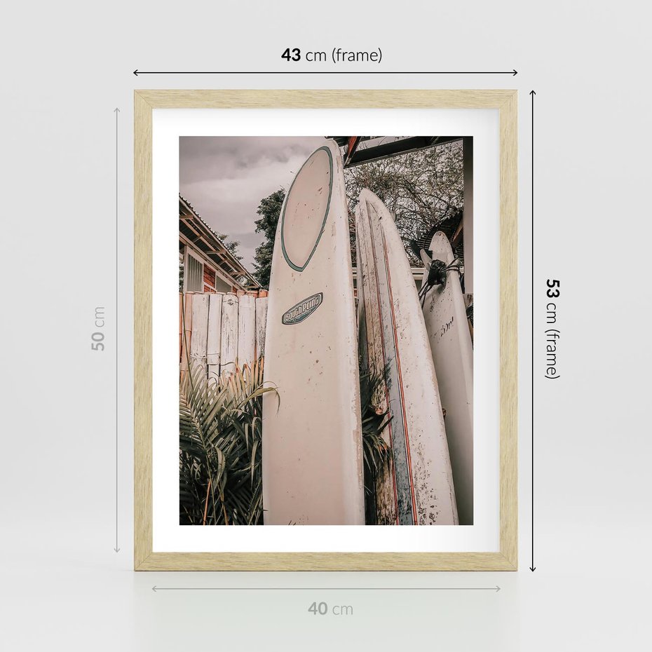 Plakat w ramie 40x50 - Deski Surfingowe czekają na Fale - deski surfingowe, stoją pod płotem - rama drewno