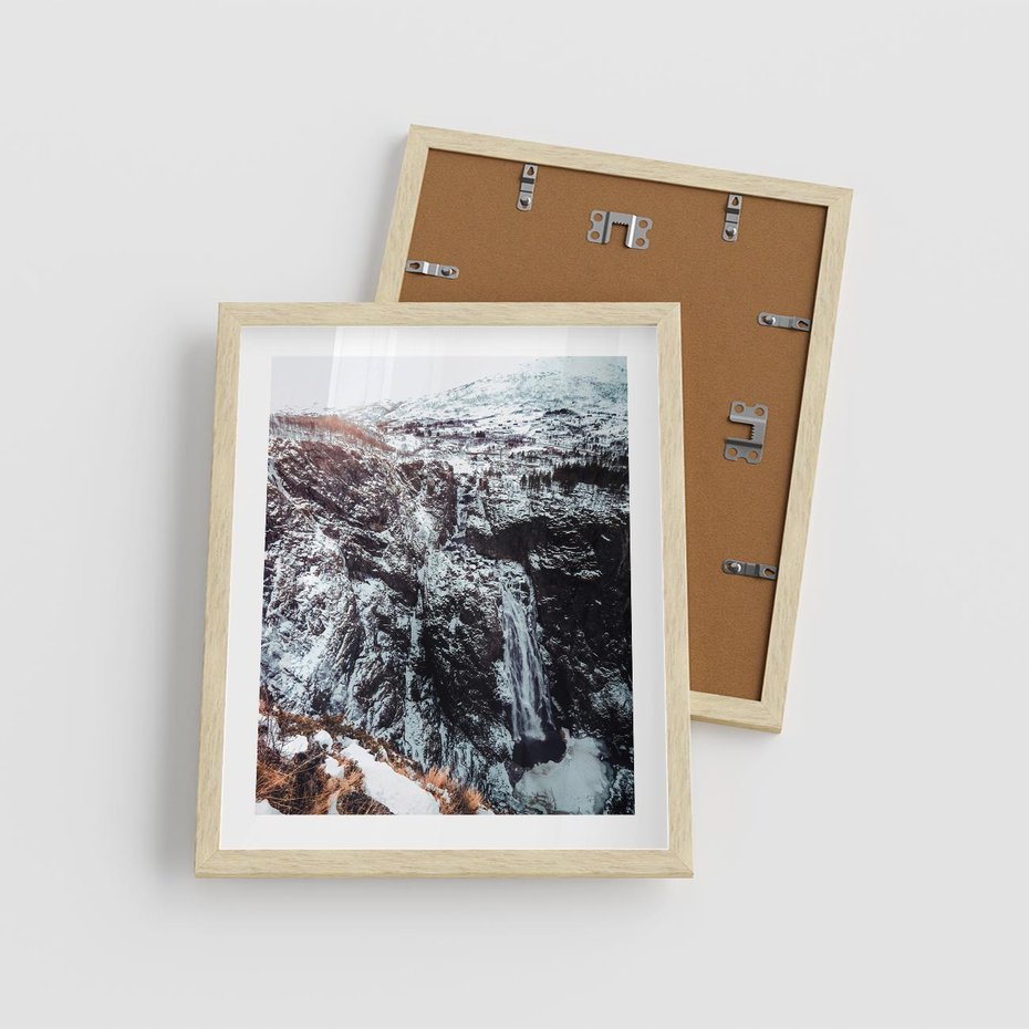 Plakat w ramie 40x50 - Góry w Białym Uroku: Zimowa Sceneria - górski krajobraz, zima - rama drewno