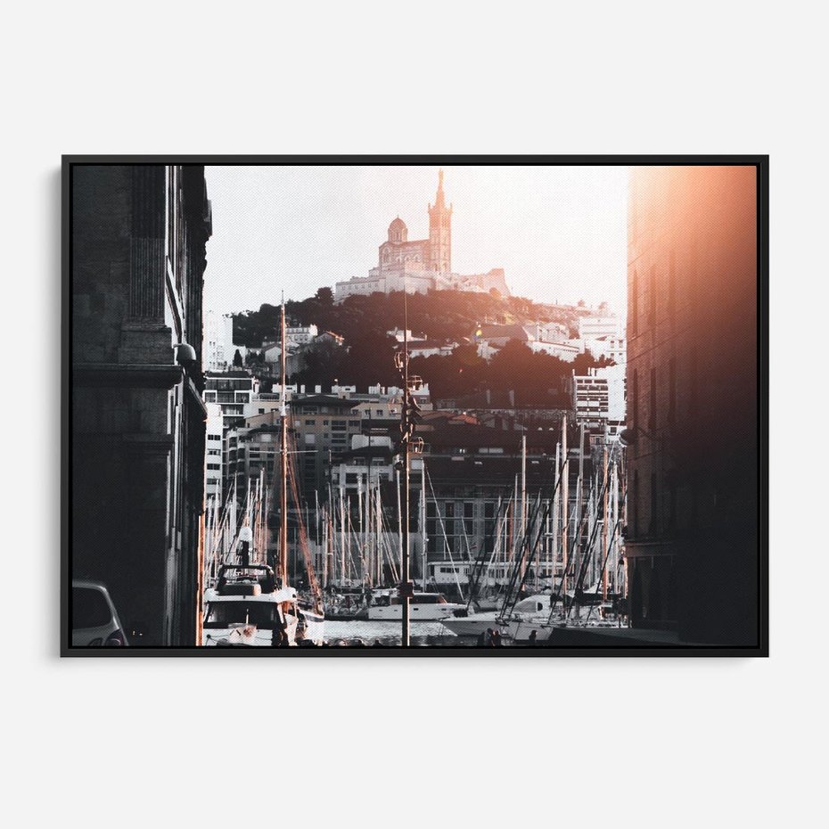 Obraz w ramie 100x70 - Światło Portowe - czarno białe zdjecie, uliczka w nadmorskim mieście - rama czarna