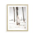 Plakat w ramie 40x50 - Plażowy Relaks - deska surfingowa, oparta o palmę - rama drewno