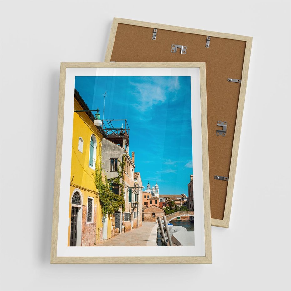 Plakat w ramie 50x70 - Przechadzka w Sercu Miasta - uliczka, perspektywa - rama drewno