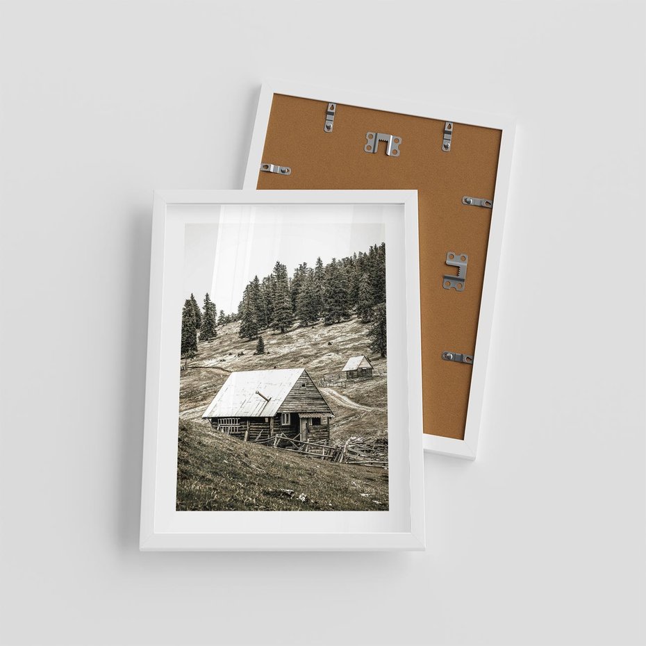 Plakat w ramie 30x40 - Ustronne Chatki w Górach - rustykalne domki w górach, sepia - rama biała