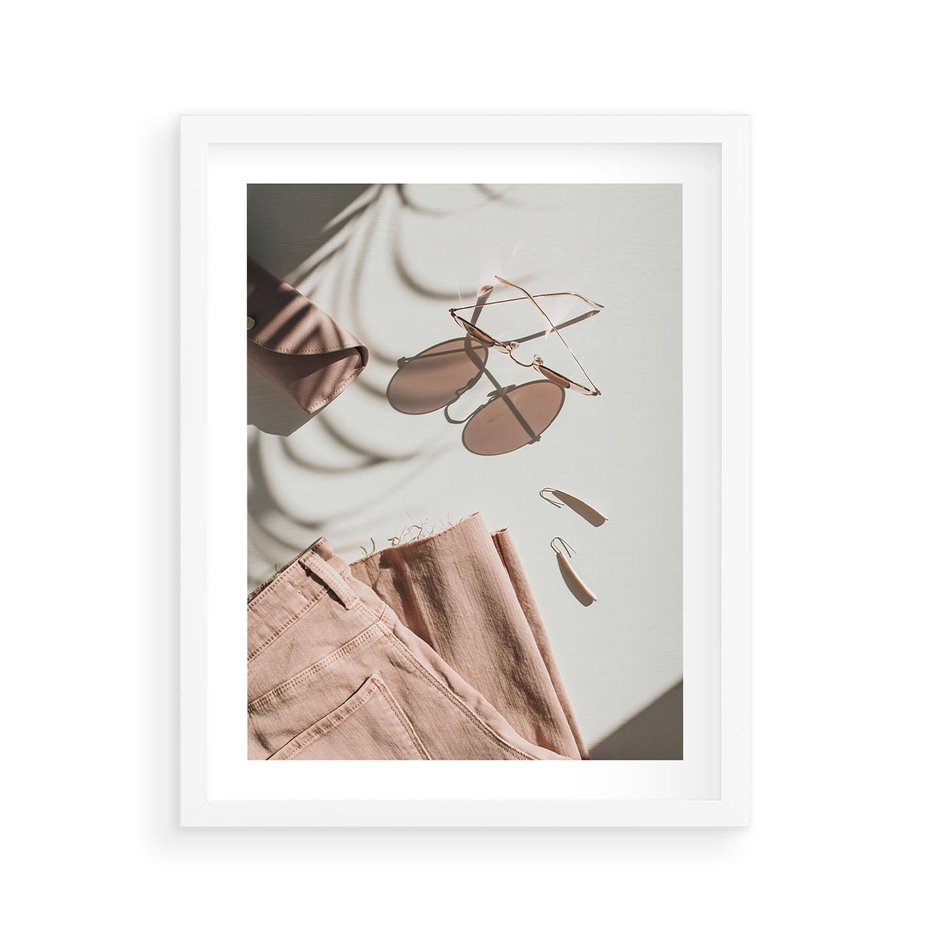 Plakat w ramie 40x50 - Urok Pudrowego Różu - zdjęcie, moda - rama biała
