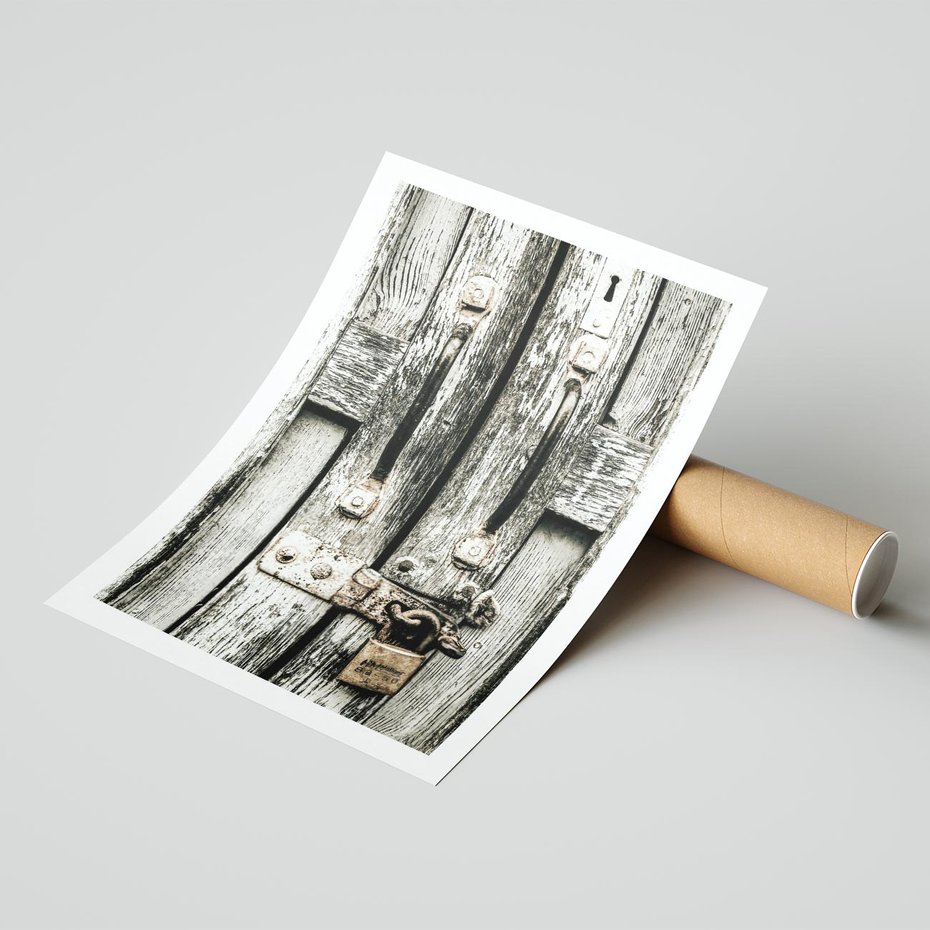 Plakat bez ramy 40x50 - Retro Drzwi: Zamknięta Tajemnica - stare drzwi, kłódka