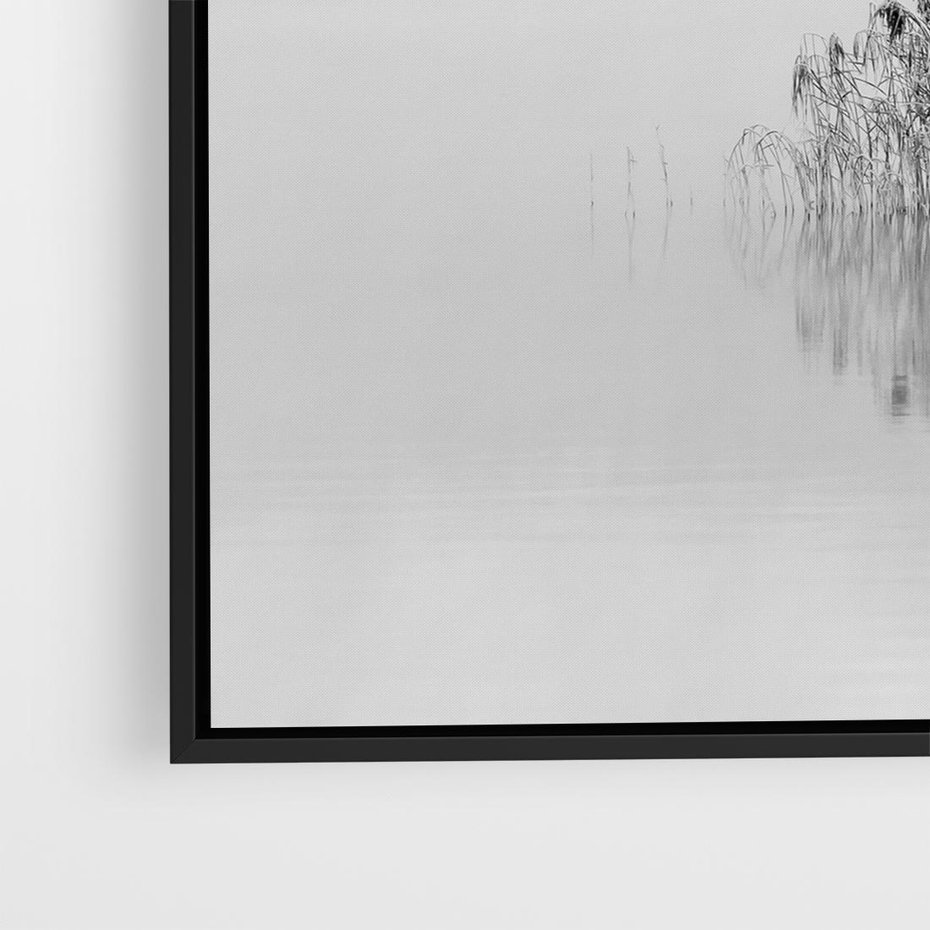 Obraz w ramie 50x50 - Mglisty Brzeg Jeziora - czarno białe zdjęcie, zamglone jezioro - rama czarna
