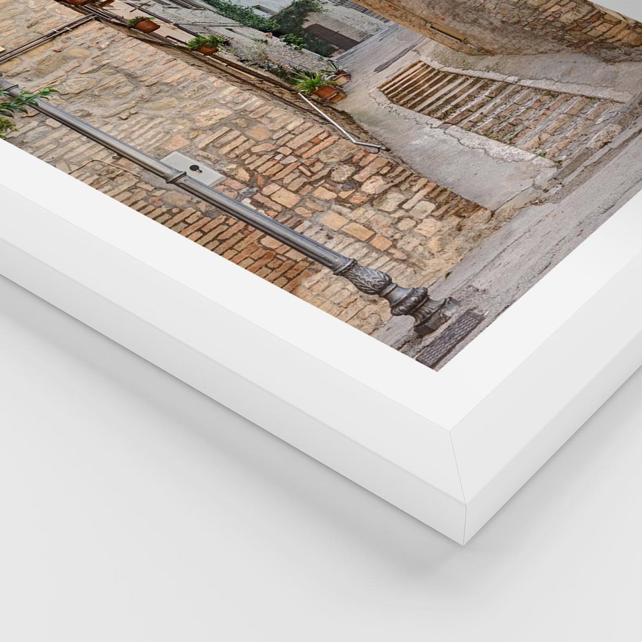 Plakat w ramie 50x70 - Klimatyczna Uliczka w Grecji - uliczka, Grecja - rama biała