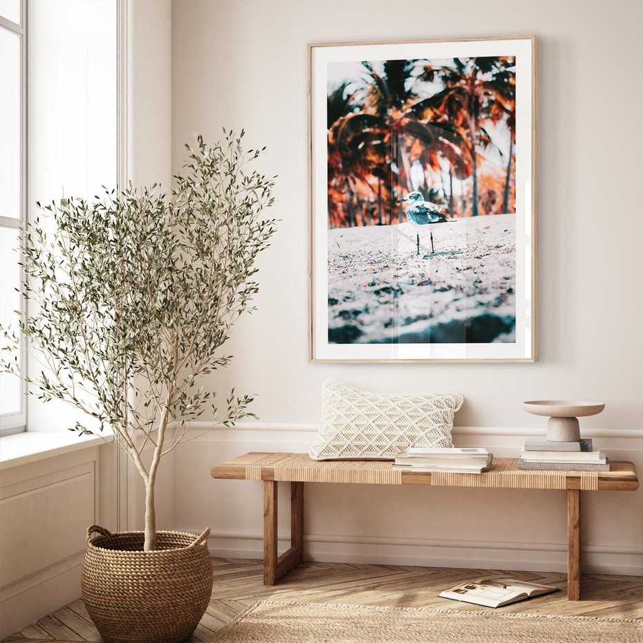 Plakat w ramie 30x40 - Tropikalna Uroda: Plaża z Mewą - tropikalna plaża, mewa na piasku - rama drewno