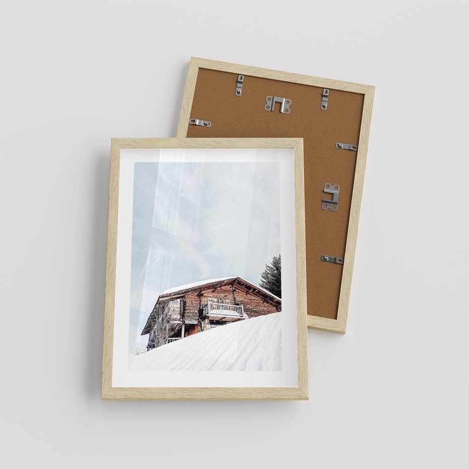 Plakat w ramie 30x40 - Spokój Górskiej Zimy - chatka w górach, domek górski - rama drewno