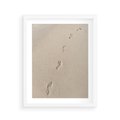 Plakat w ramie 40x50 - Ślady na Złocistym Piasku - piasek, ślady stóp na piasku - rama biała