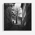 Obraz w ramie 80x80 - Ukryta Uliczka - czarno białe zdjęcie, schody - rama biała